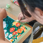 最後將固定紙膠帶撕除，除了固定畫紙，更保留相框感白邊，讓作品看起來更完整、精緻，如同裱框的畫作。