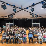 睽違許久的沙龍聚會，高舉老師的作品小卡，記錄下難能的相聚時光。