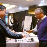 課程中亦有趣味互動，結(jié)合反向思考，打破固有的思維模式，培養(yǎng)創(chuàng)造性和解決問題之能力。(圖右為新業(yè)建設(shè)創(chuàng)辦人-穆椿松 先生、圖左為簡福榮總經(jīng)理)