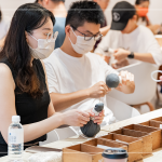 棉繩一繞一繞地將藥草球綁緊，可當(dāng)成日常小物，透過捶打、按壓，達(dá)到穴位放鬆，促進(jìn)身體代謝，更舒暢。