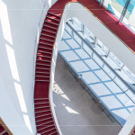 光線穿透玻璃，灑落在蜿蜒的紅毯旋梯上，從二樓延伸至五樓的曲線，讓建築不再只是結(jié)構(gòu)，更是一場光的藝術(shù)。