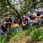 7年來，新業(yè)持續(xù)以行動支持小農，也實際參與上山採收水梨的過程，體會農民們的辛勞，讓我們更珍惜當下所擁有的。（圖右一為新業(yè)建設邱正光副總經理）
