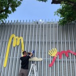 一道充滿生機(jī)的牆面，在師傅的點(diǎn)綴下生動(dòng)了起來，不同的自然元素拼貼在一起，是鳥、羽毛、葉子、花瓣…帶給孩子們無限想像發(fā)揮。