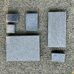 「會(huì)喝水的人行道」－新業(yè)利用環(huán)保材質(zhì)的透水磚特性，許多的細(xì)小孔洞讓多餘的雨水可滲入土地，以達(dá)到水循環(huán)的作用。