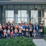 這日，即將迎向中國新年之前，有和陽暖日、綠意蔓蔓，紅紅剪紙燈籠妝點，將這
份團圓喜聚刻畫得如詩如畫。