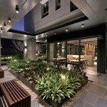 除了白天的明亮與綠意疊翠，臨近傍晚時，中庭植栽之間打著光芒，也帶來另一番曖昧的風(fēng)味。－【新業(yè)宜家】。