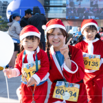 小小聖誕老人出發(fā)囉，今年新增的2K變裝組，讓賽道及會場上多了許多可愛的小小身影。