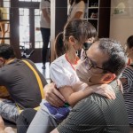 大手牽小手，與孩子們享受難能的親子時(shí)光，透過說故事媽媽的引導(dǎo)，孩子們主動(dòng)給家長一個(gè)大大的、溫暖的擁抱。