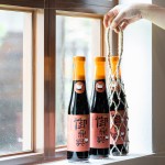 致上「古早味手工柴燒醬油清」做為伴手禮，並附上「手工編織麻繩」，以傳統(tǒng)的方式編織出最誠摯的心，在周末與家人好友來場美味的醬香料理吧!