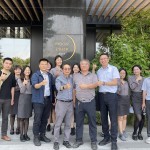 誠摯感謝臺中同業(yè)先進，建樹建築與生活職人的歡聚，共同相知相惜！
卓勝隆董事長(圖中左一)帶領新業(yè)設計團隊與創(chuàng)健健設 黃彬煌建築師(圖中右一)一同合影。
