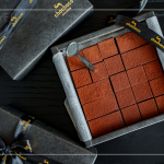 致上充滿聖誕氛圍的 #chochoco 比利時(shí)生巧克力，巧克力的質(zhì)感溫潤如絲絨，在這感恩季節(jié)，與家人分享，感受輕柔滑順的幸福。