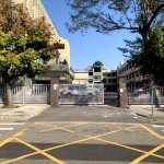 破損嚴(yán)重的圍牆改造為格柵，不僅讓視野穿透、也一併保有隱密性，整體與後門協(xié)調(diào)的連為一體。