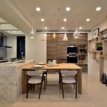 以米白色系為主調(diào)，稍加點綴的大理石紋、木色的溫潤雅致，猶如女主人般溫柔賢淑，入得了廚房也能出得了廳堂。