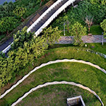 在水岸生活用緩緩的步調(diào)散步， 有時也能俯拾筏子溪畔垂釣人們的悠閒風景