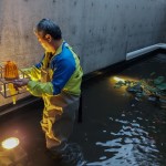 新業(yè)職人將雙足浸入水裡，測試不同高低與角度的琉璃燈光效果，只為選出最貼近完美的建築表情。