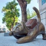 俏皮撓臉的貓咪，滿心期待著自己成為學(xué)校街隅的一份子。(圖為藝術(shù)品安裝前)