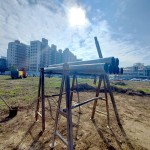 在豔陽高照的好日子，一支支即將深入地底的地質(zhì)鑽探用管，在一旁蓄勢待發(fā)準(zhǔn)備上場!