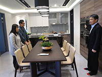 開放的廚房設計，全家人在餐桌一起用餐，也化身寬闊的工作空間。