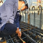 新業(yè)建設(shè)卓勝隆董事長(zhǎng)親手於22樓樓頂扎緊「噴金漆鋼筋」，安置於屋頂中樑位置，祈求一切順利，房屋永固。