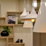 選用垂墜感的燈飾彰顯整個家居的格調(diào)，豐富家裡的空間層次，營造出更加溫馨、唯美的照明效果。