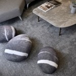 帶有紋路而圓潤的石頭抱枕，不僅任人放心抱緊處理，也縱容思緒迴盪在花蓮海景，以及當時腳下一顆顆圓圓的鵝卵石。