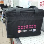 將飯盒裝至袋中，接下來(lái)就交給志工驅(qū)車(chē)前往每一個(gè)配送地，將熱騰騰的佳餚送到每一位長(zhǎng)者手中。