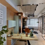 鏡頭隨著客廳的深度往內(nèi)探尋，玄關(guān)旁的等身高綠葉親切迎人，桌上擺著一瓶好酒搭配兩只小杯，是未來(lái)與三兩好友一同舉杯慶祝酣談，或小酌暢談心事的好地方。