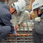 由新業(yè)建設(shè)名譽(yù)董事長穆椿松先生（圖左一）、卓勝隆董事長（圖右一）一同親手將主角「噴金漆鋼筋」綁紮、安置於屋頂中樑位置，代表著建築的穩(wěn)定與安詳。