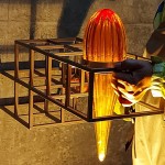 琥珀色的琉璃配上溫暖的黃光，彷彿歸家時(shí)心裡熱切的溫度，及充滿溫情的居家氛圍。