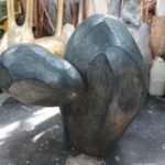 《漂浮著》作品上遍布切削、打磨的痕跡，在工具的選用上，運(yùn)用刀削手法呈現(xiàn)作品多樣化的表情。