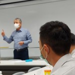 新業(yè)建設(shè)創(chuàng)辦人-穆椿松 分享公司的經(jīng)營理念，到個人工作態(tài)度抱持主動、積極、樂觀的心態(tài)，相信在崗位及人生道路上能迎刃而解。