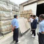 當(dāng)天特地將山形磚搬至戶外，新業(yè)職人團(tuán)隊宛如品鑑珍品般，仔細(xì)觀察磁磚在戶外陽光照射下的顏色紋理及曲線起伏。