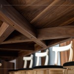 臺灣職人匠心的堅持，使用傳統(tǒng)榫接作為主結(jié)構(gòu)，以全實(shí)木、雙榫榫接桌腳及支撐橫桿連接處，結(jié)構(gòu)單純且雙倍紮實(shí)。