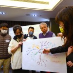 各小組交流分享，促進合作與腦力激盪，學(xué)習(xí)思考及問題分析的訣竅，整理出重要的觀點和結(jié)論。(圖右二為新業(yè)建設(shè)創(chuàng)辦人-穆椿松 先生)