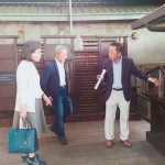 新業(yè)建設卓勝隆董事長(右一)帶領著文化局長王志誠(中間)及文學作家廖玉蕙(左一) 參觀書席，親自說明書席的設計理念。