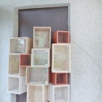 原有櫃體改造的書箱及燈箱，成為本處書席之焦點(diǎn)。