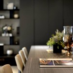 擺放香氛蠟燭來增加空間的美感，渲染出一股溫馨、時尚的餐廳氛圍。