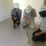 踏出的每一腳步，其實(shí)都能感覺(jué)到地板磁磚是否平整貼合。新業(yè)職人團(tuán)隊(duì)考量未來(lái)居住者的體驗(yàn)，進(jìn)行室內(nèi)地坪拋光磚貼作的平整度檢查。