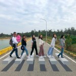 新業(yè)夥伴們過(guò)馬路卻引來(lái)眾人驚呼！原來(lái)是被斑馬線耽誤的3D地景藝術(shù)，彷彿懸浮在空中，各角度都讓人產(chǎn)生「美麗的誤會(huì)」。