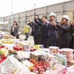 以新業(yè)建設(shè)名譽(yù)董事長穆椿松先生（圖右三）、卓勝隆董事長（圖右二）及簡福榮總經(jīng)理（圖右四）、邱正光副總經(jīng)理（圖右一）為首，率領(lǐng)全體同仁一同祭拜祈福。祈求接下來的建築程序一切順利、未來住戶安居和樂。