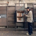 窗櫺式書櫃前伴著兩隻貓，每一位專注閱讀的書人也成為文學(xué)館最美的風(fēng)景。