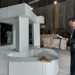 新業(yè)建設(shè)簡(jiǎn)福榮總經(jīng)理(右一)打量著眼前『灰階-方』藝術(shù)品的模型，期待著成品安置於社區(qū)中，為住戶帶來(lái)「藝」種美好的新「視」界。