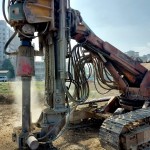 氣勢磅礡的地質(zhì)鑽探機(jī)，深入地底抽取的剎那間，有如電影般塵土飛揚(yáng)、滾滾黃沙的壯觀畫面。