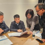 從設(shè)計(jì)、營建、行銷、客服跨部門的整合討論，觀察衛(wèi)浴設(shè)計(jì)調(diào)性、材質(zhì)、規(guī)劃配置，細(xì)細(xì)琢磨，以講究打造生活。（圖左一為新業(yè)建設(shè)簡福榮總經(jīng)理、圖左二為邱正光副總經(jīng)理）