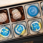 宇宙巧克力 - 將香草莢獨(dú)特的香氣與可可豆完美融合，巧克力都是親手繪製，星空?qǐng)D樣包含著繽紛的內(nèi)餡，每一口都能感受到驚喜。