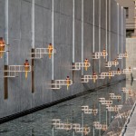 入口大面水景，一如滌去塵囂，步入小徑，由兩側(cè)的柔光引領(lǐng)，使人靜謐優(yōu)雅的歸來(lái)或到訪。