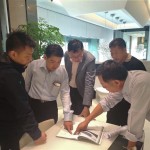 新業(yè)建設(shè)簡(jiǎn)福榮總經(jīng)理(右一)、邱正光副總(左二)與設(shè)計(jì)團(tuán)隊(duì)，了解對(duì)於生活的細(xì)節(jié)，必須比住戶(hù)要求得更高。