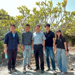 每一棵雀屏中選的小樹，都是經(jīng)由新業(yè)職人團隊的專業(yè)見解，並審慎評估後決定出的結果。我們相信：「不只是我們選樹，樹也在選擇一個值得託付終身的對象」。(圖中為簡福榮總經(jīng)理，圖左為吳志輝建築師）