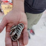 不鏽鋼，臺(tái)語(yǔ)又稱為「白鐵」，不僅擁有耐熱、耐腐蝕等特性，也透過(guò)其材質(zhì)及特色呈現(xiàn)出作品的強(qiáng)烈金屬光澤感。