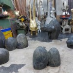 將作品切削出形狀後進(jìn)入翻砂、用沙模鑄造、打磨的階段，直到磨出心目中想要的表情，接著染色、保護(hù)，讓想像逐漸成形。